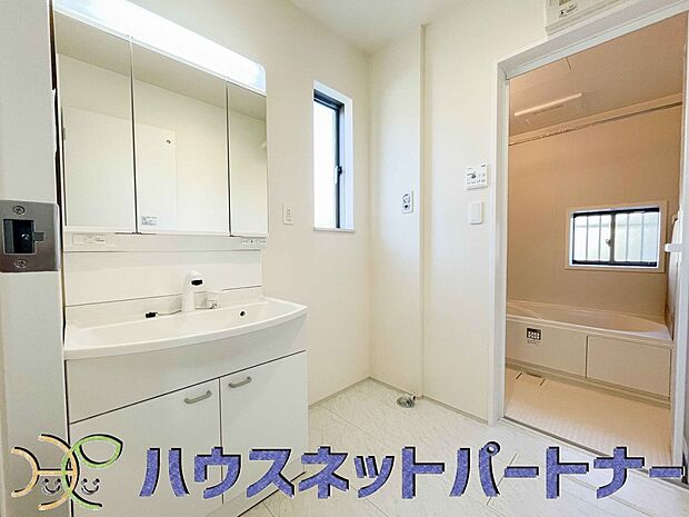 ミラーを手前に引けば、楽な姿勢で髭剃りやメイクができます。合わせ鏡にすればヘアスタイルのチェックもラクラク。洗面化粧台のミラー裏にはたっぷり入る収納スペースを設けています。