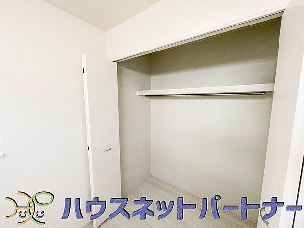 多くの人がお困りの住まいの収納。壁面クローゼットがあればタンスを置く必要がなく、出っ張りのないスッキリ空間を維持できます。限られたスペースを有効に活用できそう。