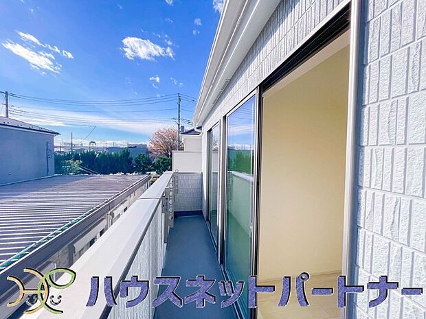 太陽の光が燦々と降り注ぐ広さのあるバルコニーで毎日のお洗濯も快適に。太陽は心を元気にしてくれますよね。