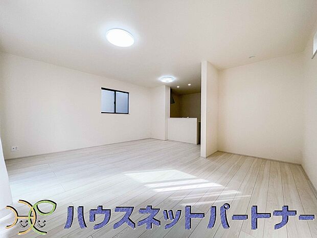 リビングは、食事スペースと寛げる場所設けてもまだ余裕の広さ。明るい光が照らしてくれます。