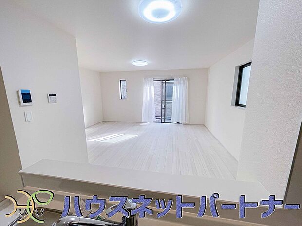 家族の様子を見ながらキッチンでお料理。一日の出来事を会話しながらの家事は嬉しいコミュニケーション。