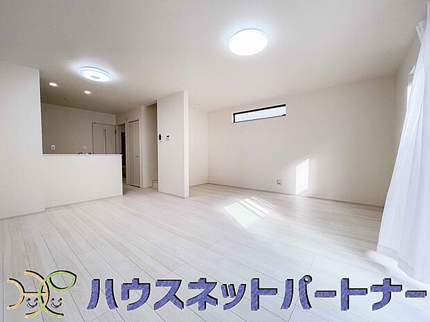 明るく開放的なダイニング。家族とのコミュニケーションが取りやすく、みんなの笑顔が溢れます