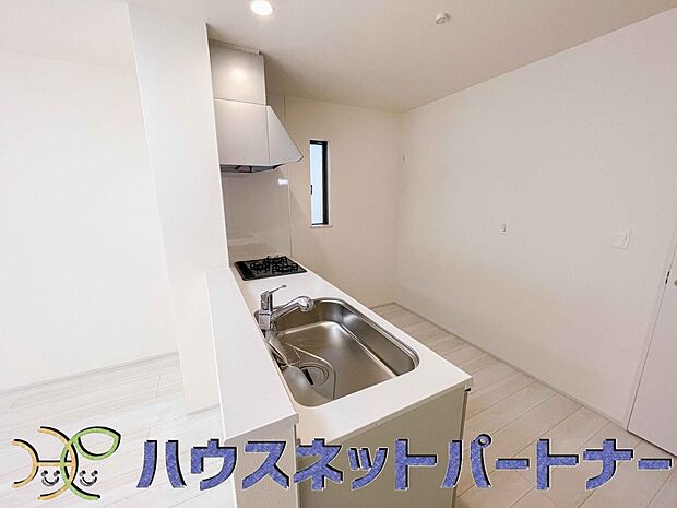 キッチン吊戸棚を無くす事によって、コミュニケーションを重視した設計に致しました。区画によって変わる一体感を、実際にご覧になって頂けましたらと思います。 