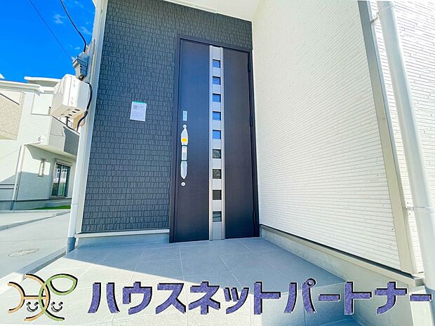 お客様も迎える玄関は高級感のある造りです。