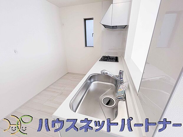 人工大理石のワークトップやシンクは、水を流しただけできれいになったように見えます。白いキッチンは明るく清潔感があり、とっても素敵です。