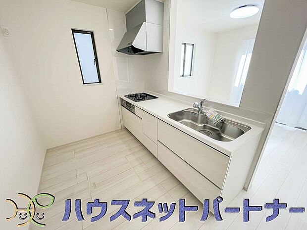 カウンターキッチンは広くて収納力もあるので、快適に料理をすることができます。食器や炊事用具を手の届くところに配置しやすいため調理もスピーディーです。