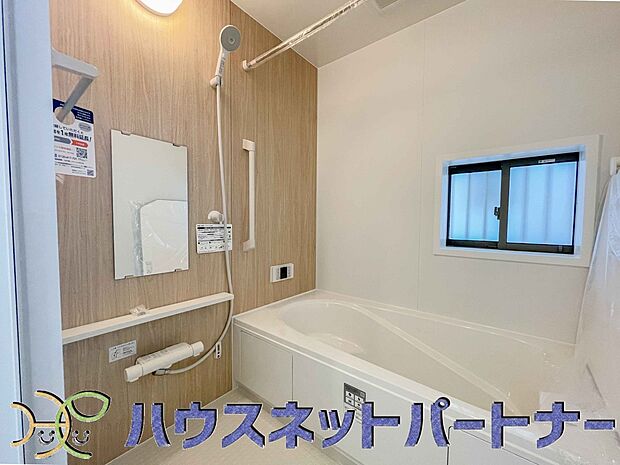 全身浴と半身浴ができる高い機能性と、満水容量を削減して水道・光熱費を節約しました。デザインとエコ性能を両立させた、これからのスタンダード浴槽です。