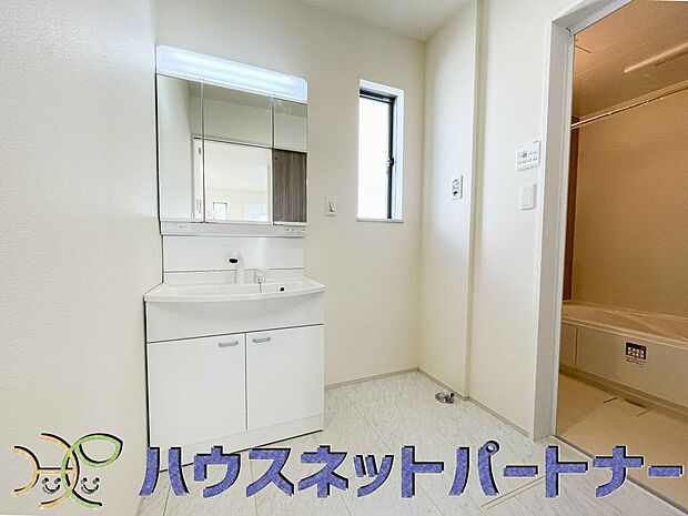 洗面室は窓の光が差し込み明るく清潔感があります。三面鏡は朝の支度が大助かり。