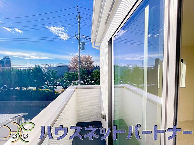 バルコニーから差し込む陽光・通風は、住環境・快適性と共に有り続ける貴重な「財産」です。この新築戸建に住まう事で手に入れるものは、きっと日常にとっても貴重な存在となるはずです。