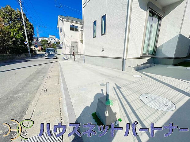 玄関横に駐車場なのでお買い物をした後は楽にお家へ。沢山お買物した時は助かりますね。