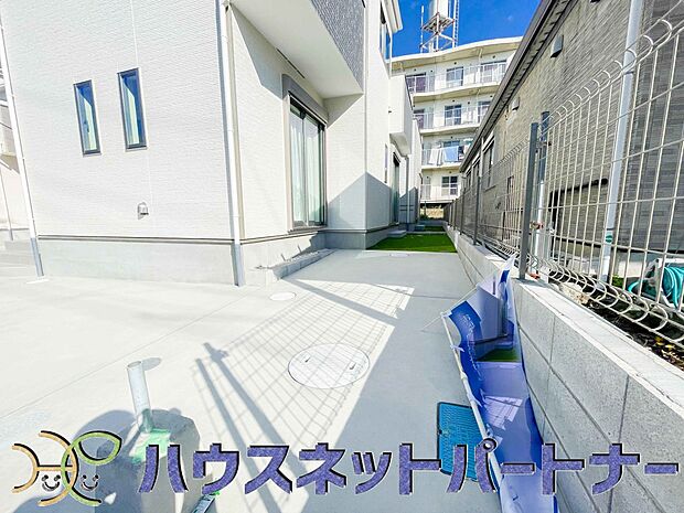 駐車場がある戸建を持つ最大のメリットは、駐車場代金を支払い続ける必要がないことです。賃貸住宅に住んでいる方が、戸建の購入を考えるきっかけに挙げることが多いようです。