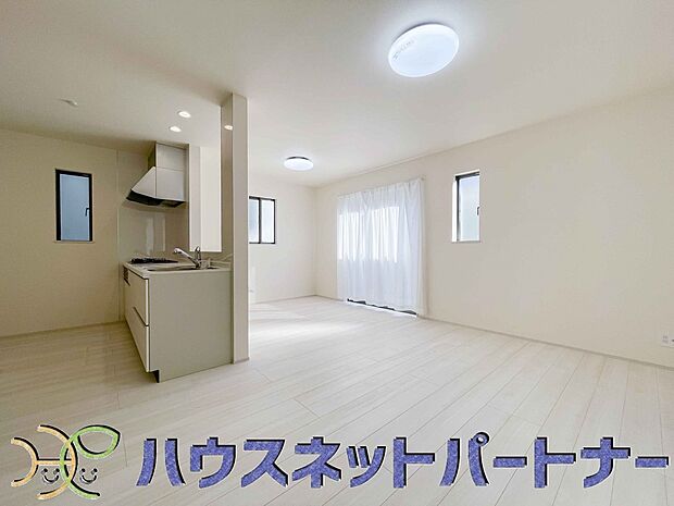 明るく開放的なダイニング。家族とのコミュニケーションが取りやすく、みんなの笑顔が溢れます