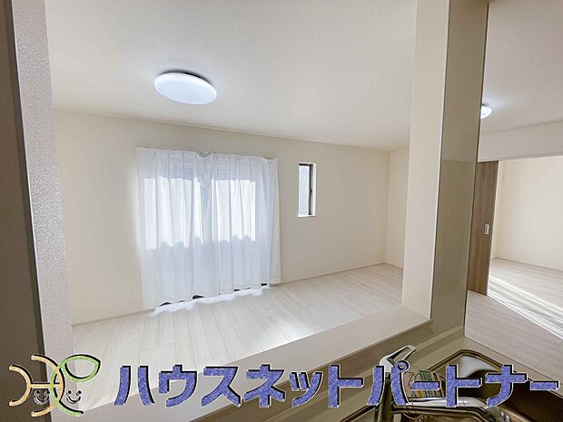 キッチン吊戸棚を無くす事によって、コミュニケーションを重視した設計に致しました。区画によって変わる一体感を、実際にご覧になって頂けましたらと思います。