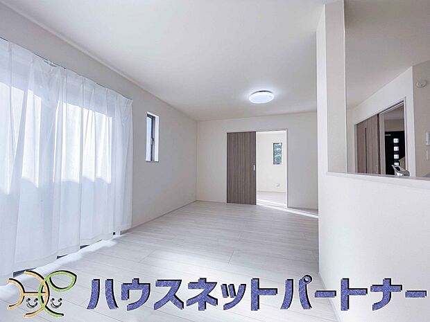 リビングは、食事スペースと寛げる場所設けてもまだ余裕の広さ。明るい光が照らしてくれます。