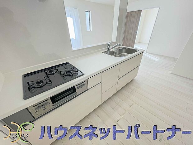 三口コンロで料理の幅を拡げてくれる使いやすいシステムキッチンを採用。洗い場も大きいので野菜や食器を洗ったりする際にも捗り、奥様の強い味方となってくれるはずです。