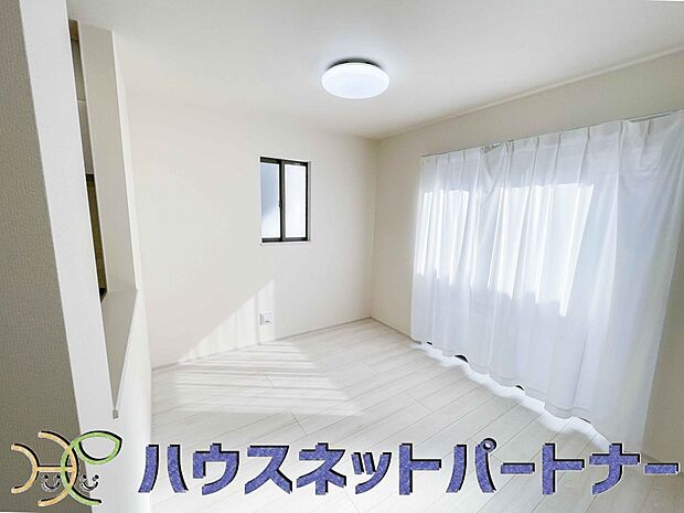 キッチンカウンターがあると配膳が楽なことがメリットの一つ。後片付けをするときも、ダイニングテーブルからあまり動かずに流し台へ運ぶことができるので便利です♪