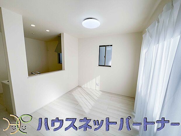 カウンターキッチンなら、リビングで遊ぶ子供の様子を見ながら料理ができるので安心です。料理を運んでもらったり、子供にお手伝いしてもらいやすいのもいいですね♪