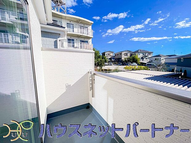 陽当りが良いと、洗濯物が乾きやすいですし、湿気やカビの心配も減るので快適です。寒い冬の日でも、日差しが届くと家の中が暖かくなりますね。