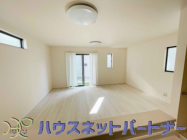 生活の中心となるLDKは対面キッチンタイプのゆったりサイズ。生活動線をワンフロアに集中させることで、ご家族が自然と集まる空間を設計から実現しました。