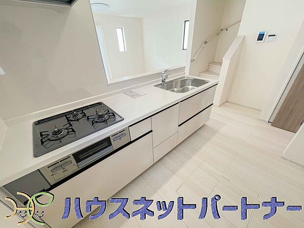 三口コンロで料理の幅を拡げてくれる使いやすいシステムキッチンを採用。洗い場も大きいので野菜や食器を洗ったりする際にも捗り、奥様の強い味方となってくれるはずです。