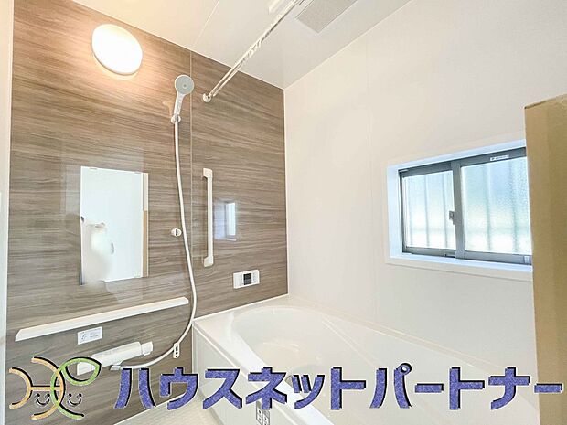 冬場にはヒヤッとしないように暖房機能、梅雨の時期には乾燥等、機能的で清潔感溢れる浴室。快適・清潔な空間で心も体もオフになる時間を楽しむことが可能です。