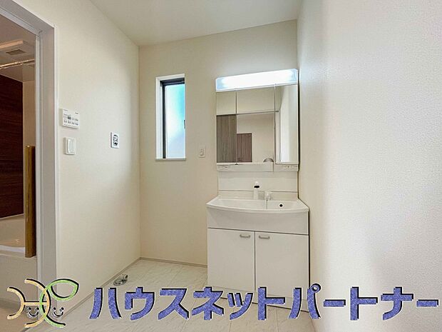 十分な大きさの洗面台は、身だしなみチェックや歯磨きなど、朝の慌ただしい時間でもホテルライクなスペースで余裕とゆとりを感じて頂けます。