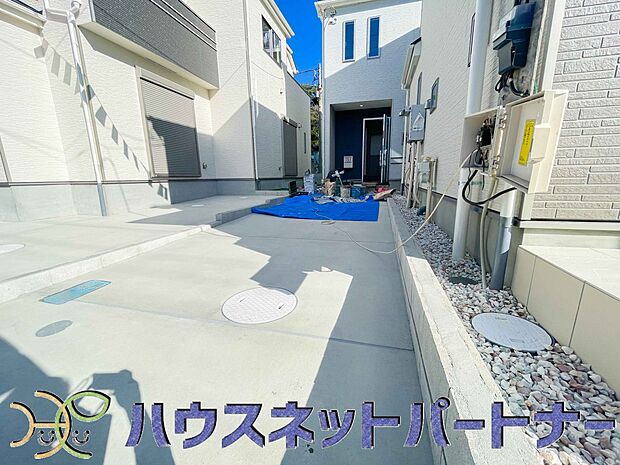 駐車場がある戸建を持つ最大のメリットは、駐車場代金を支払い続ける必要がないことです。賃貸住宅に住んでいる方が、戸建の購入を考えるきっかけに挙げることが多いようです。