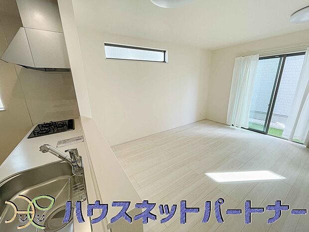 キッチン吊戸棚を無くす事によって、コミュニケーションを重視した設計に致しました。区画によって変わる一体感を、実際にご覧になって頂けましたらと思います。 
