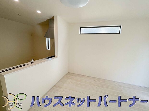 忙しい朝でも家族揃って食事をして頂ける、ゆとりある大きさのダイニングスペース。奥様の手料理をカウンター越しに受けとって頂き、テーブルで囲む素敵な時間を存分にお愉しみ下さい。