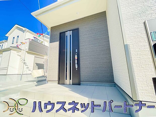 玄関前に季節のお花を置いて可愛く演出してみてはいかがですか。楽しいお家造りが待っています。