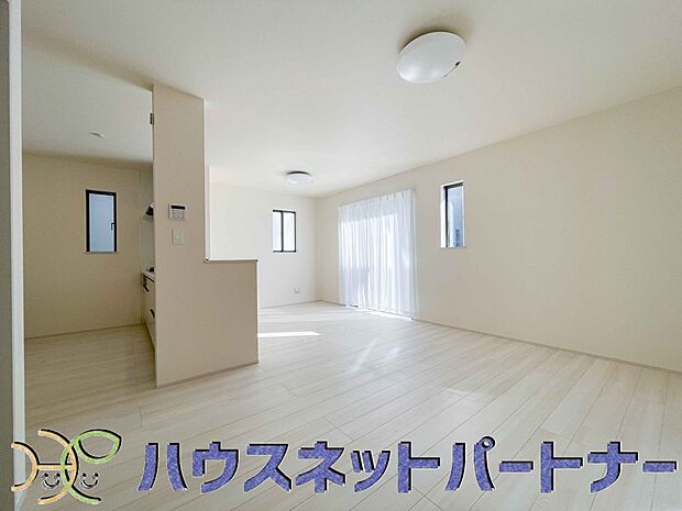 太陽の光が照らす明るいリビングは、開放感があり通風・採光に優れ、心地よい光と風が舞い込んできます。心休まるリビングは何よりも快適な時間を過ごせます。