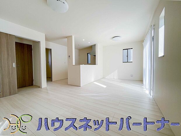 太陽の光が照らす明るいリビングは、開放感があり通風・採光に優れ、心地よい光と風が舞い込んできます。心休まるリビングは何よりも快適な時間を過ごせます。