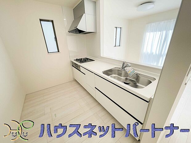 カウンターキッチンは広くて収納力もあるので、快適に料理をすることができます。食器や炊事用具を手の届くところに配置しやすいため調理もスピーディーです。