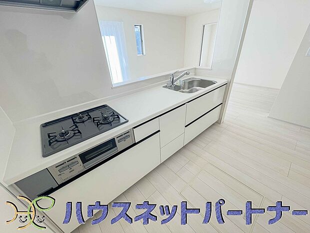 三口コンロで料理の幅を拡げてくれる使いやすいシステムキッチンを採用。洗い場も大きいので野菜や食器を洗ったりする際にも捗り、奥様の強い味方となってくれるはずです。