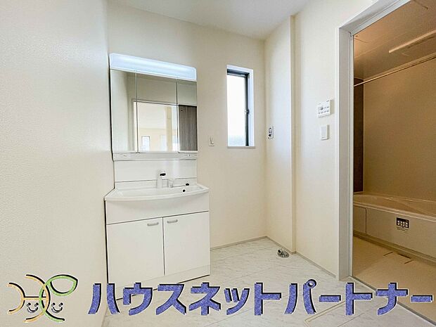 洗面室のある脱衣所は広々。脱いだお洋服をそのままお洗濯。