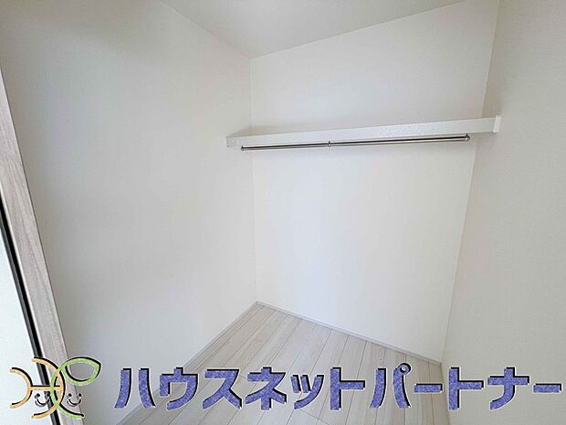 ウォークインクローゼットのメリットは、衣類の他、バッグやアクセサリーなど、身につけるものを一部屋に集めて管理できること。必要なときに見つけやすいです。