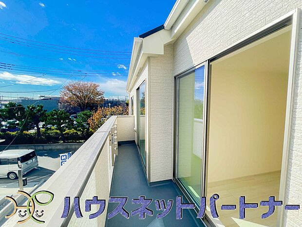 青い空が近くに感じるバルコニーは、爽やかな風をお部屋へ運んでくれます。