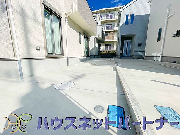 玄関横に駐車場なのでお買い物をした後は楽にお家へ。沢山お買物した時は助かりますね。