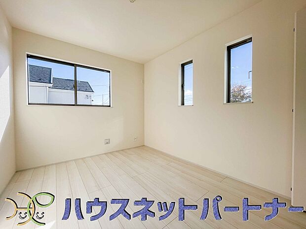 柔らかな日差しが入る洋室は落ち着いた雰囲気のお部屋です。ベッドを置いてゆったりと心も体も休まるお部屋へ。