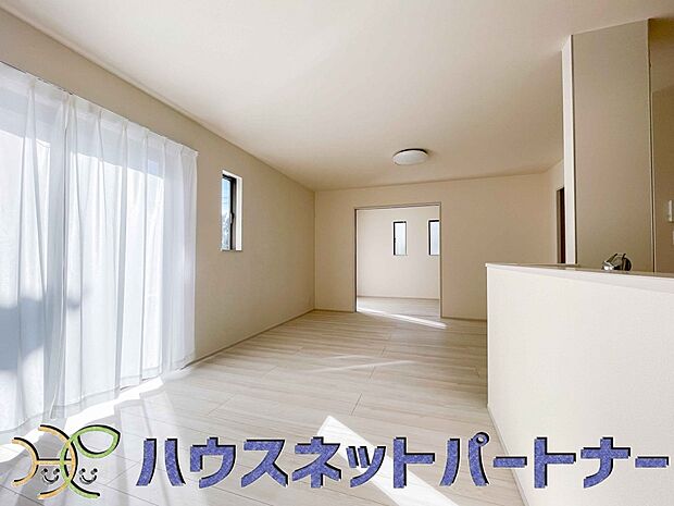 リビングは、食事スペースと寛げる場所設けてもまだ余裕の広さ。明るい光が照らしてくれます。