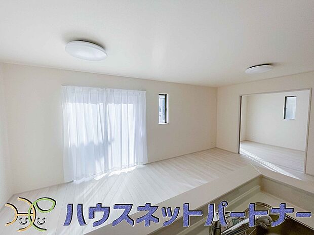 明るく開放的なオープンキッチン。家族とのコミュニケーションが取りやすく、みんなの笑顔が溢れます。