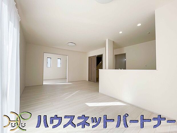 リビングは、食事スペースと寛げる場所設けてもまだ余裕の広さ。明るい光が照らしてくれます。