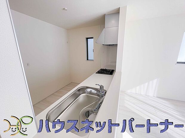 キッチン吊戸棚を無くす事によって、コミュニケーションを重視した設計に致しました。区画によって変わる一体感を、実際にご覧になって頂けましたらと思います。