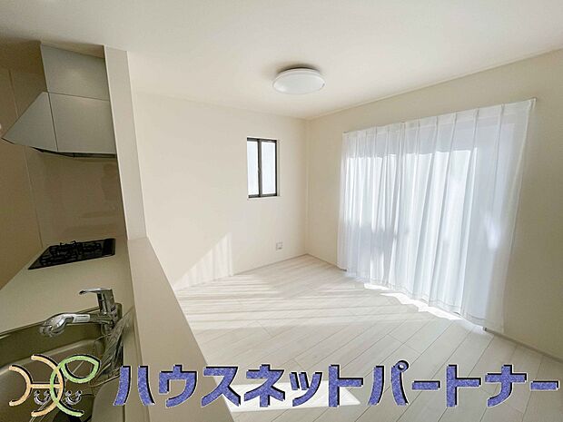 カウンターキッチンなら、リビングで遊ぶ子供の様子を見ながら料理ができるので安心です。料理を運んでもらったり、子供にお手伝いしてもらいやすいのもいいですね♪