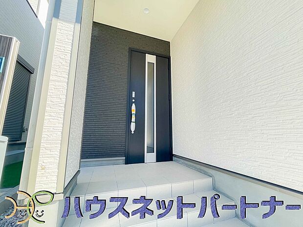 お客様も迎える玄関は高級感のある造りです。