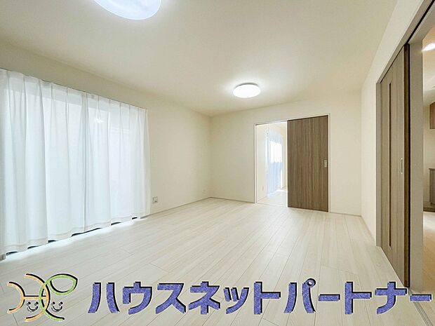 整然とした空間演出、快適な理想の暮らしの実現は家のみの拘りではなく、そこで暮らす方々にとって素敵な環境であることも挙げられると思います。四季折々の変化が奏でる鼓動を楽しんで下さい。