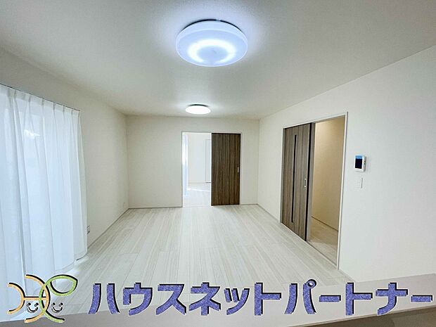 太陽の光が照らす明るいリビングは、開放感があり通風・採光に優れ、心地よい光と風が舞い込んできます。心休まるリビングは何よりも快適な時間を過ごせます。