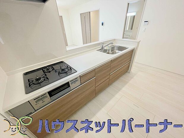 三口コンロで料理の幅を拡げてくれる使いやすいシステムキッチンを採用。洗い場も大きいので野菜や食器を洗ったりする際にも捗り、奥様の強い味方となってくれるはずです。