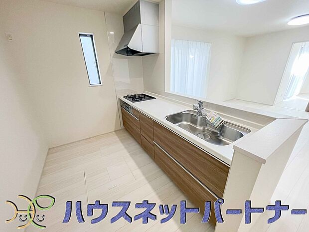 カウンターキッチンは広くて収納力もあるので、快適に料理をすることができます。食器や炊事用具を手の届くところに配置しやすいため調理もスピーディーです。