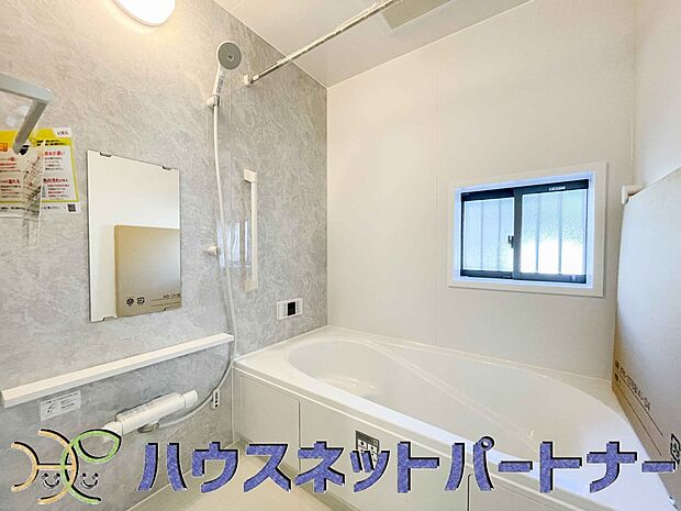 明るい作りの浴室は心も体もリフレッシュさせてくれます。窓もあるので湿気を外へ逃がすことも出来ます。